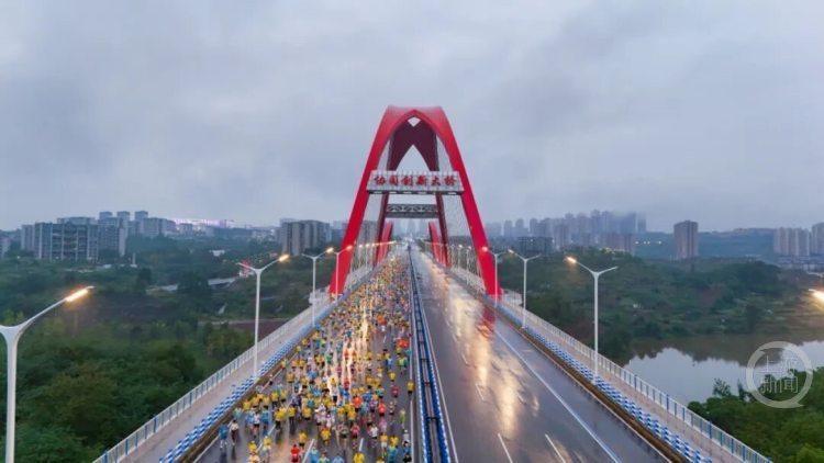 周友发以, 共吸引来自