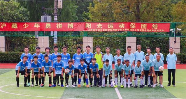 alt, 子们接过礼 alt, 子们接过礼